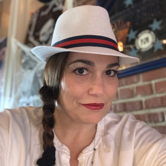 Meet your Posher, Stephanie - Picture 4 of 4